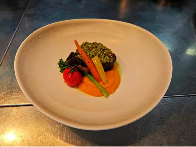 安格斯牛里脊配开心果碎和迷你时蔬