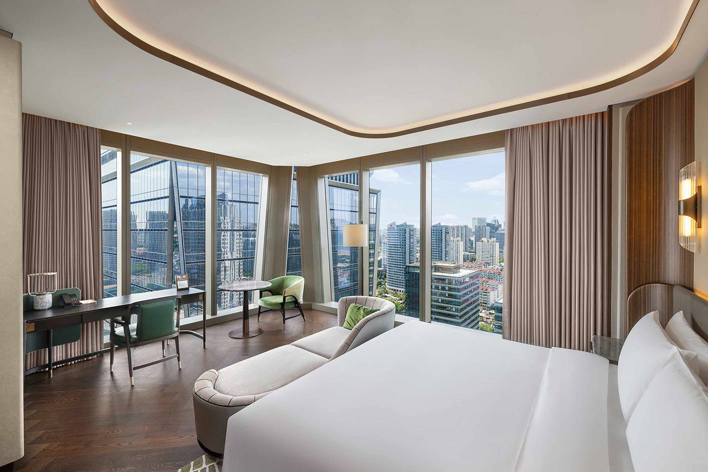 MGM 270-degree View King